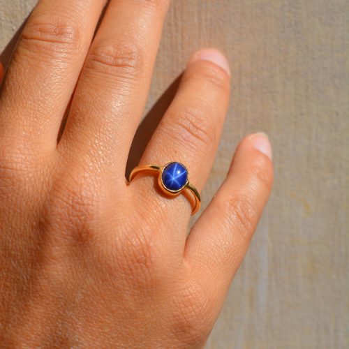 Star sapphire 18ct gold ring
